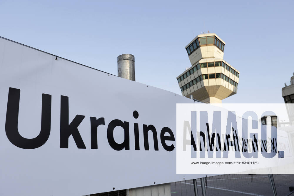 Auf dem Flughafengelaende Tegel wird das Ukraine-Ankunftszentrum TXL fuer Kriegsfluechtlinge aus der Ukraine eroeffnet. Die Fluechtlinge werden dort medizinisch versorgt, verpflegt, registriert und nach dem Koenigsteiner Schluessel auf andere Bundeslaender verteilt. DEU, Berlin