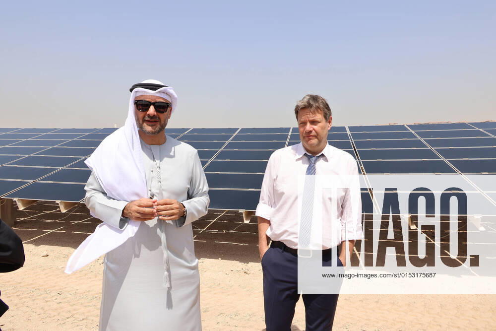 Habeck und Gruener Wasserstoff mit Solar 21.03.2022, VAE, Abu Dhabi, Solaranlage und Stadtprojekt Zukunftsstadt der staatlichen Masdar Comany mit Besuch des Vizekanzlers Robert Habeck, Fuerhung durch Projektvorstand Mohammed Abdel Kaser bin Seid und Projektmanagerin Dr. Fayd (c) Frank Ossenbrink mobil 00491724006 Ali Almersh, gebuertig aus Muenchen.505 , Abu Dahbi VAE Vereinigte Arabische Emirate