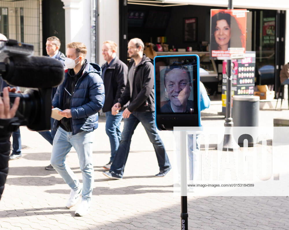 Saarlands Ministerpräsident Tobias Hans hat Corona. Seinen Wahlkampf macht er dennoch weiter, mit Robi Tobi, einem fahrbahren Ipad, steuert er sich selbst am Dienstag (21.3.2022) durch die Saarbrücker Fußgängerzone. Passanten können dann live mit ihm reden.