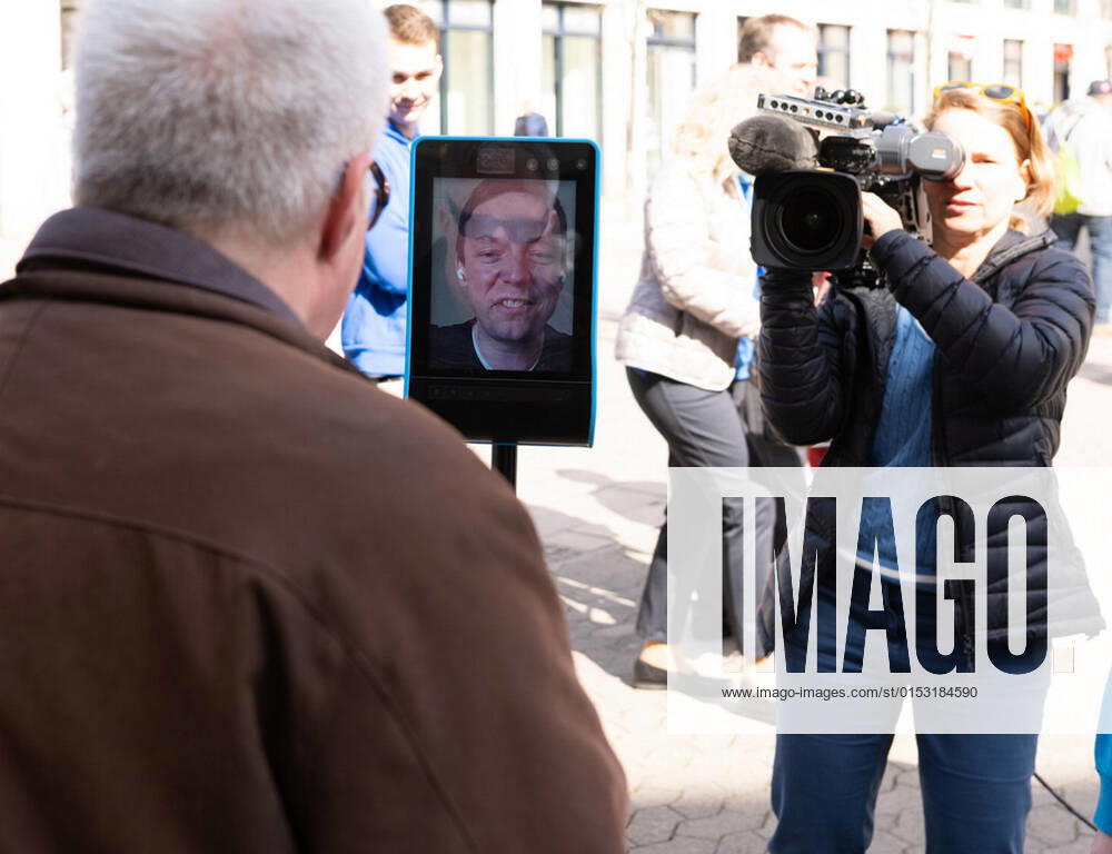 Saarlands Ministerpräsident Tobias Hans hat Corona. Seinen Wahlkampf macht er dennoch weiter, mit Robi Tobi, einem fahrbahren Ipad, steuert er sich selbst am Dienstag (21.3.2022) durch die Saarbrücker Fußgängerzone. Passanten können dann live mit ihm reden.