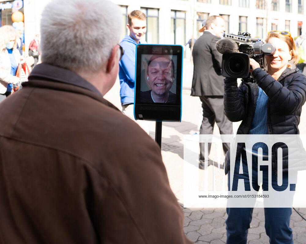 Saarlands Ministerpräsident Tobias Hans hat Corona. Seinen Wahlkampf macht er dennoch weiter, mit Robi Tobi, einem fahrbahren Ipad, steuert er sich selbst am Dienstag (21.3.2022) durch die Saarbrücker Fußgängerzone. Passanten können dann live mit ihm reden.