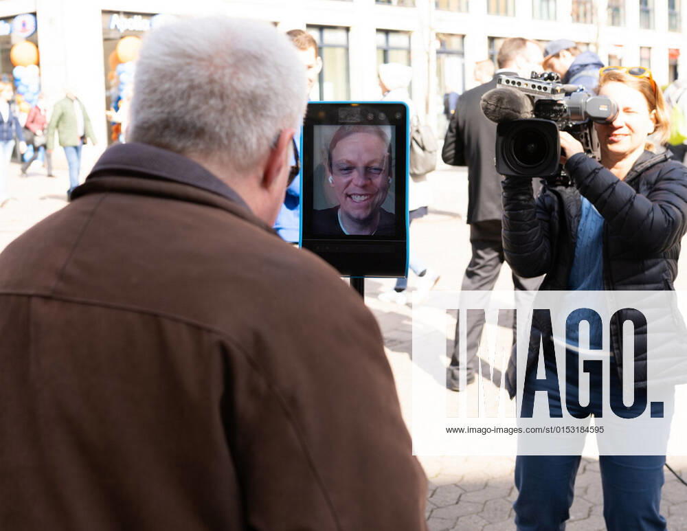 Saarlands Ministerpräsident Tobias Hans hat Corona. Seinen Wahlkampf macht er dennoch weiter, mit Robi Tobi, einem fahrbahren Ipad, steuert er sich selbst am Dienstag (21.3.2022) durch die Saarbrücker Fußgängerzone. Passanten können dann live mit ihm reden.