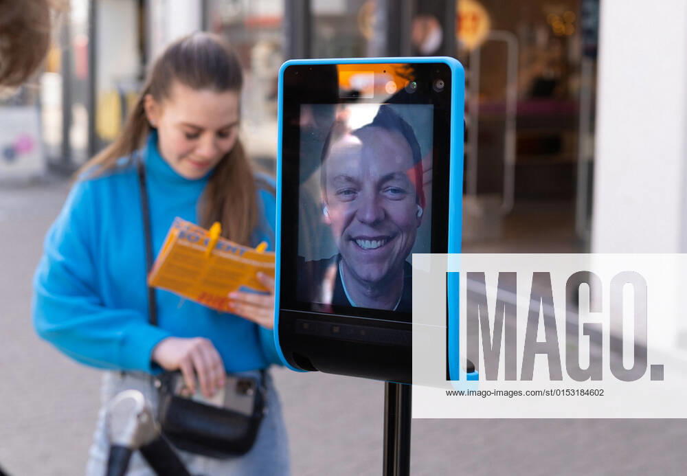 Saarlands Ministerpräsident Tobias Hans hat Corona. Seinen Wahlkampf macht er dennoch weiter, mit Robi Tobi, einem fahrbahren Ipad, steuert er sich selbst am Dienstag (21.3.2022) durch die Saarbrücker Fußgängerzone. Passanten können dann live mit ihm reden.