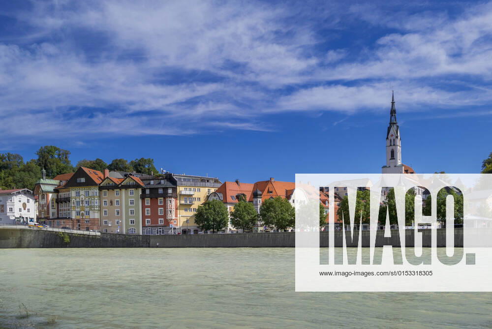 Stadtansicht mit Isar und Stadtpfarrkirche Mariä Himmelfahrt, Bad Tölz, Oberbayern, Bayern, Deutschland, Europa Townscape Bad Toelz, Bavaria, Germany