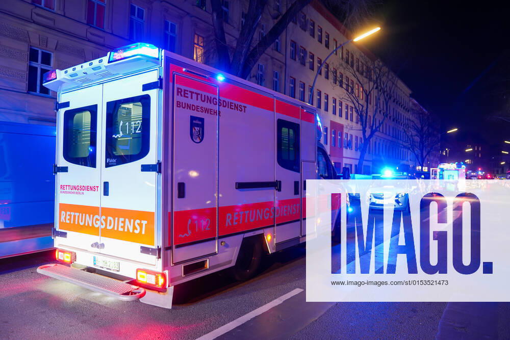 Berlin, Deutschland, GER - Einsatz der Berliner Feuerwehr am frühen Morgen im Berliner Stadtteil Gesundbrunnen. Es Brannte eine Wohnung im Hinterhaus mit übergriff auf das Dach..