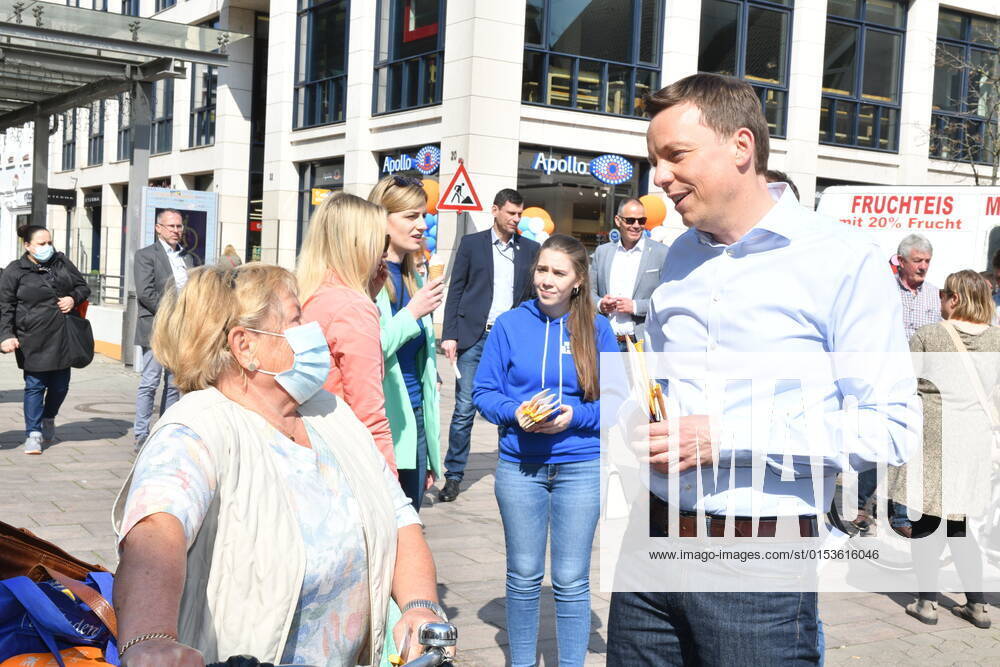 Saarlands Ministerpräsident Tobias Hans (CDU) macht in Saarbrücken am Freitag (25.3.2022) Straßenwahlkampf in der Fußgängerzone.