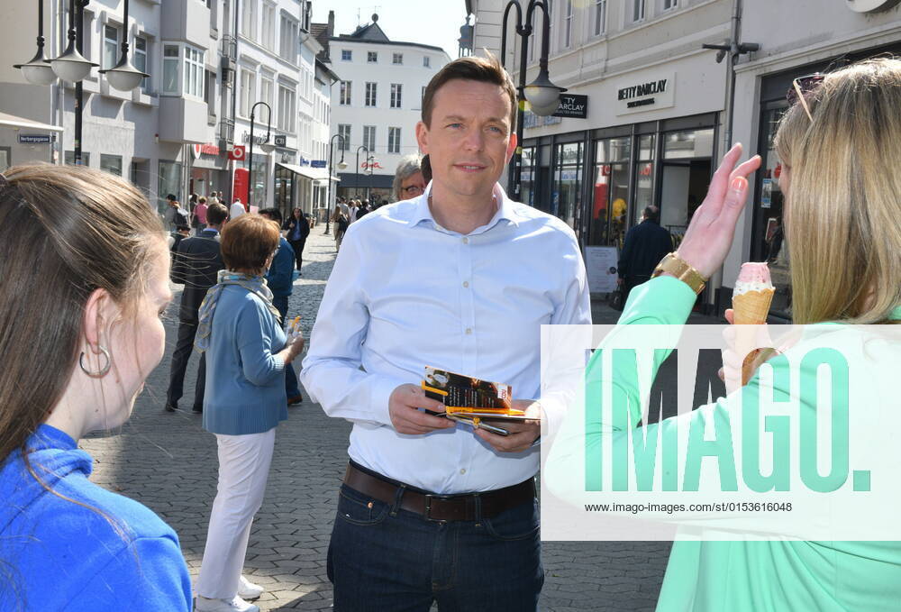 Saarlands Ministerpräsident Tobias Hans (CDU) macht in Saarbrücken am Freitag (25.3.2022) Straßenwahlkampf in der Fußgängerzone.