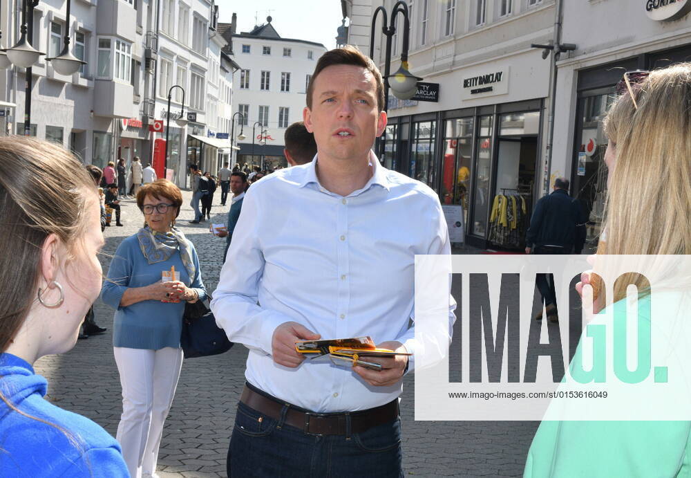Saarlands Ministerpräsident Tobias Hans (CDU) macht in Saarbrücken am Freitag (25.3.2022) Straßenwahlkampf in der Fußgängerzone.
