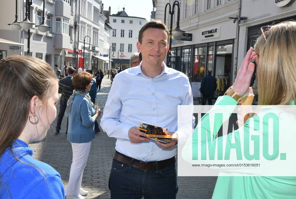 Saarlands Ministerpräsident Tobias Hans (CDU) macht in Saarbrücken am Freitag (25.3.2022) Straßenwahlkampf in der Fußgängerzone.