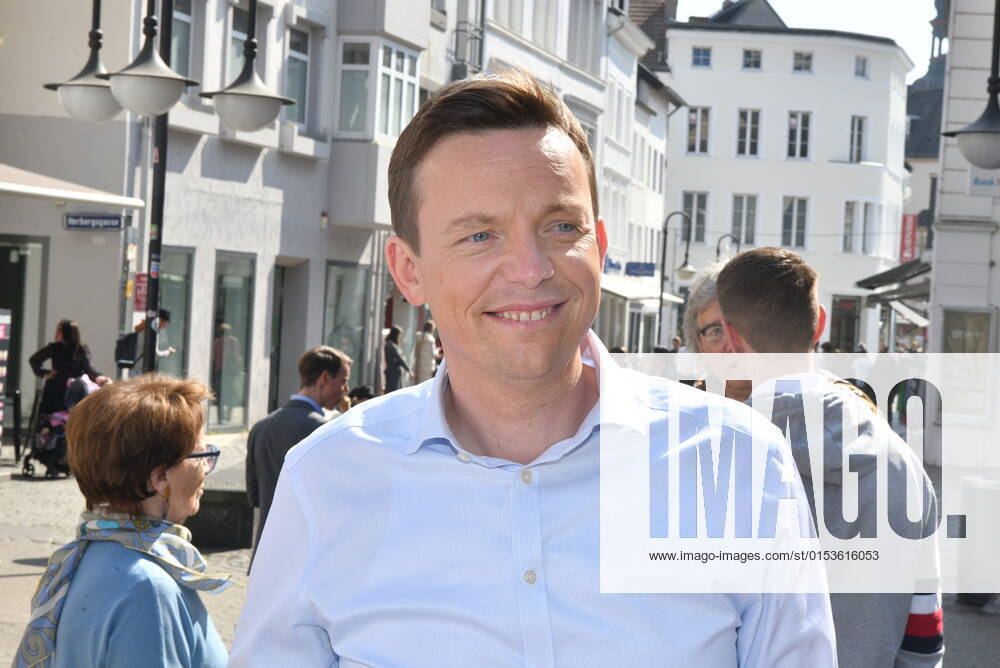 Saarlands Ministerpräsident Tobias Hans (CDU) macht in Saarbrücken am Freitag (25.3.2022) Straßenwahlkampf in der Fußgängerzone.