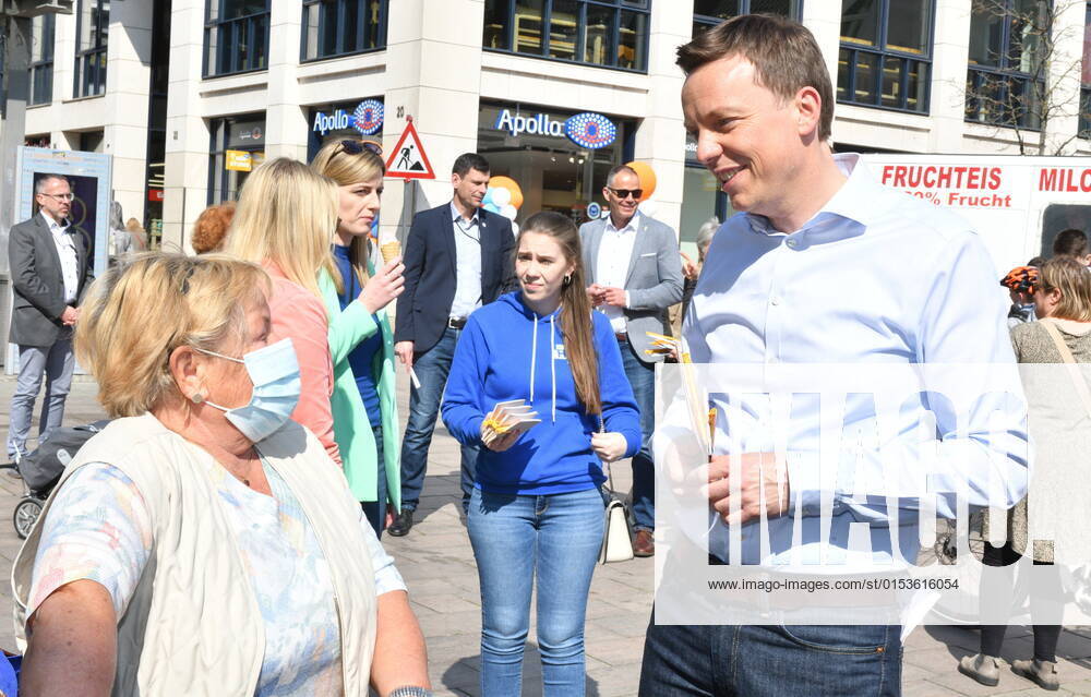 Saarlands Ministerpräsident Tobias Hans (CDU) macht in Saarbrücken am Freitag (25.3.2022) Straßenwahlkampf in der Fußgängerzone.