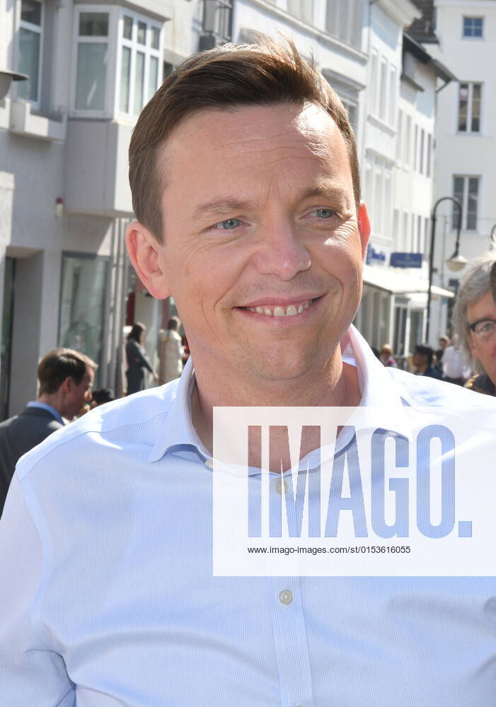 Saarlands Ministerpräsident Tobias Hans (CDU) macht in Saarbrücken am Freitag (25.3.2022) Straßenwahlkampf in der Fußgängerzone.