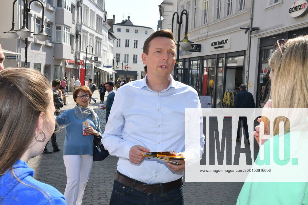 Saarlands Ministerpräsident Tobias Hans (CDU) macht in Saarbrücken am Freitag (25.3.2022) Straßenwahlkampf in der Fußgängerzone.