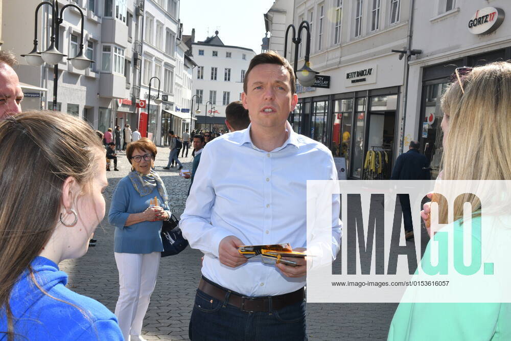 Saarlands Ministerpräsident Tobias Hans (CDU) macht in Saarbrücken am Freitag (25.3.2022) Straßenwahlkampf in der Fußgängerzone.