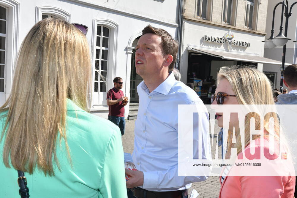 Saarlands Ministerpräsident Tobias Hans (CDU) macht in Saarbrücken am Freitag (25.3.2022) Straßenwahlkampf in der Fußgängerzone.