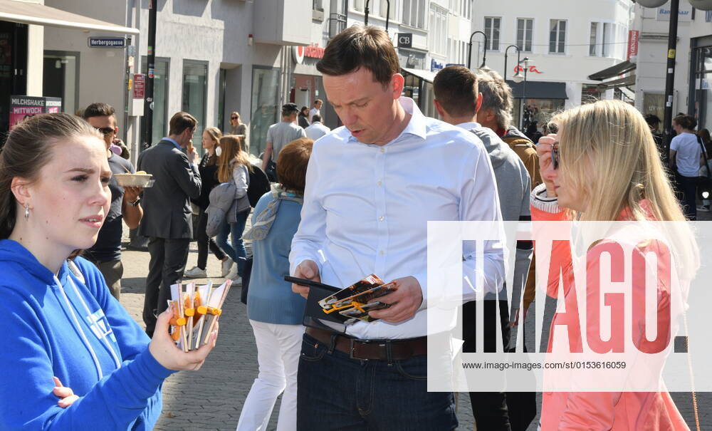 Saarlands Ministerpräsident Tobias Hans (CDU) macht in Saarbrücken am Freitag (25.3.2022) Straßenwahlkampf in der Fußgängerzone.