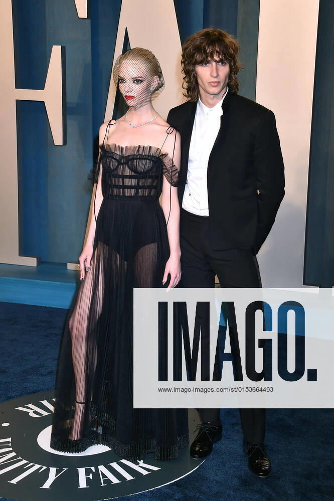 Anya Taylor-Joy, Archivbilder BEVERLY HILLS, CA - MARCH 27: Anya Taylor-Joy and Malcolm McRae at the 2022 Vanity Fair Oscar Party at the Wallis Annenberg Center for the Performing Arts on March 27, 2022.