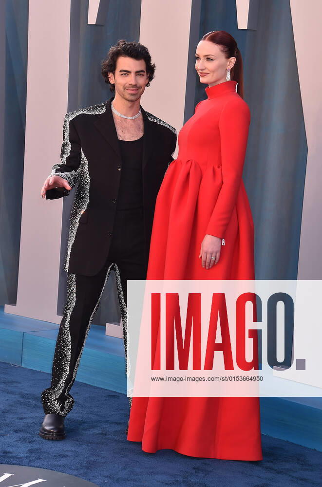 BEVERLY HILLS, CA - MARCH 27: Sophie Turner and Joe Jonas at the 2022 Vanity Fair Oscar Party at the Wallis Annenberg Center for the Performing Arts on March 27, 2022.