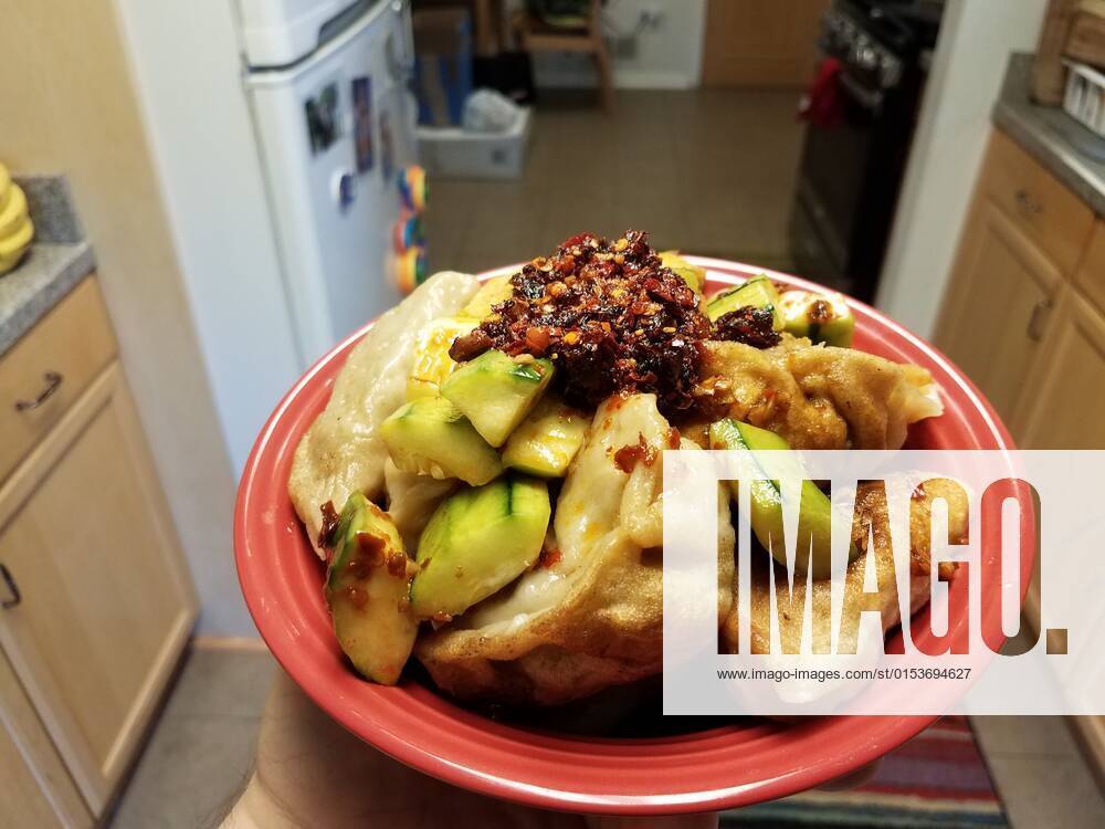 IMAGO Creative, Food, Dumplings hand holding red bowl with Chinese dumplings and cucumber and chili sauce, model released, , property released, , 33187708.jpg, Chinese, food, spicy, hot, chili, peppers, dumplings, pot stickers, potstickers, cucumber, asian, red, bowl, hand, holding, kitchen, lunch, dinner, Chinese food, asian food, red peppers
