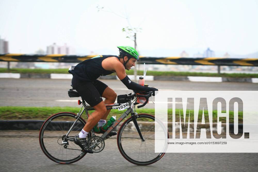 IMAGO Creative: 2022 Sport Favoriten IMAGO Creative: Sport in der Stadt The triathlon IRONMAN competition held in Florianopolis - Santa Catarina - Brazil, on the 31th of may of 2009!, model released, , property released, , 1046765.jpg, athlete, athletic, bicycle, bicycling, bike, biker, biking, body, competition, cycle, cycling, cyclist, exercise, extreme, fitness, health, iron-man, ironman, lifestyle, man, marathon, muscle, outdoors, person, race, road, run, runner, speed, sport, sports, sportsman, stamina, street, success, training, triathlete, triathlon, editorial, brazil, santa catarina, florianopolis,