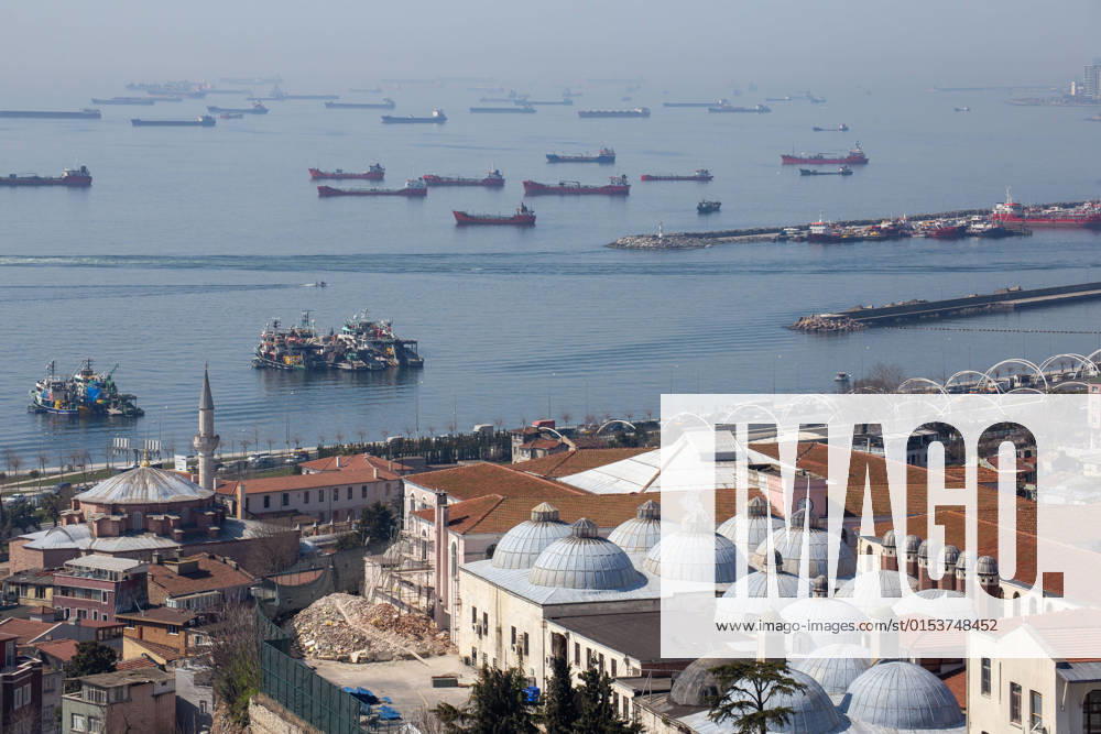 Ukraine-Konflikt, Stau von Schiffen wegen Minen-Gefahr im Bosporus, Türkei March 28, 2022: Ships waiting for the passage of the Bosphorus on the Yenikapi coast at the entrance of the Marmara Sea to Istanbul have created a density in Turkey on March 28, 2022. Ship traffic in the Bosphorus was suspended in both directions due to the visibility falling below half a mile during daylight hours. - ZUMAi72_ 20220328_znp_i72_028