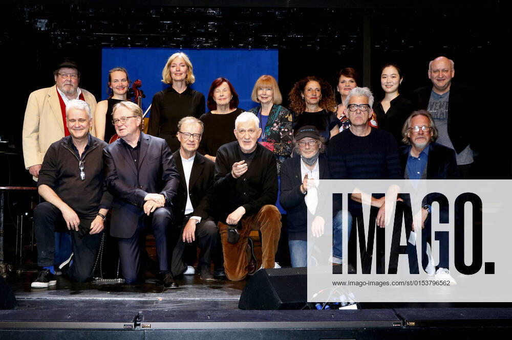 Bilder des Jahres 2022, Entertainment 03 März Entertainment Themen der Woche KW13 Walter Plathe, Martin Woelffer, Aleke Alpermann, Klaus Hoffmann, Katja Weitzenböck, Hawo Bleich, Brigitte Grothum, Ilja Richter, Ursela Monn, Michel Bergmann, Adriana Altaras, Gayle Tufts, Dominic Raacke, Yoonji Kim, Harald Martenstein und Harry Ermer beim Fototermin zur Benefizgala Schillern für die Ukraine in der Komödie am Kurfürstendamm im Schiller Theater. Berlin
