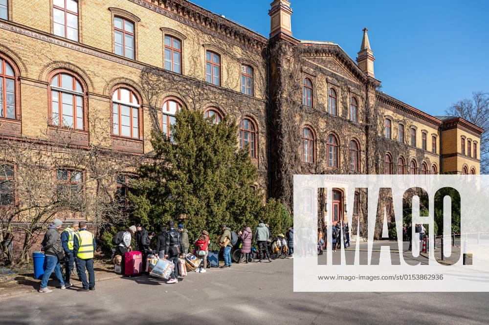 Erstanlaufstelle für Asylsuchende - Ankunftszentrum oranienburger Straße in Berlin Reinickendorf Geflüchtete Menschen aus der Ukraine und anderen Ländern warten im Ankunftszentrum in Berlin Reinickendorf. Ende 2020 wurde das neue Ankunftszentrum in Reinickendorf eröffnet. Im Zentrum stehen nicht nur die Registrierung, soziale Betreuung und Beratung der Geflüchteten, sondern auch die medizinische Versorgung und bei Bedarf auch die psychosoziale Erstberatung, etwa bei akuten Traumatisierungen Berlin Berlin Deutschland