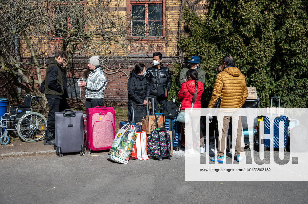 Erstanlaufstelle für Asylsuchende - Ankunftszentrum oranienburger Straße in Berlin Reinickendorf Geflüchtete Menschen aus der Ukraine und anderen Ländern warten im Ankunftszentrum in Berlin Reinickendorf. Ende 2020 wurde das neue Ankunftszentrum in Reinickendorf eröffnet. Im Zentrum stehen nicht nur die Registrierung, soziale Betreuung und Beratung der Geflüchteten, sondern auch die medizinische Versorgung und bei Bedarf auch die psychosoziale Erstberatung, etwa bei akuten Traumatisierungen Berlin Berlin Deutschland