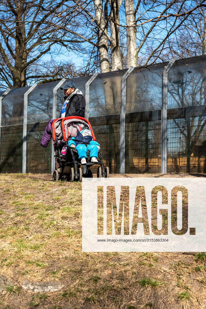 Erstanlaufstelle für Asylsuchende - Ankunftszentrum oranienburger Straße in Berlin Reinickendorf Geflüchtete Menschen aus der Ukraine und anderen Ländern warten im Ankunftszentrum in Berlin Reinickendorf. Ende 2020 wurde das neue Ankunftszentrum in Reinickendorf eröffnet. Im Zentrum stehen nicht nur die Registrierung, soziale Betreuung und Beratung der Geflüchteten, sondern auch die medizinische Versorgung und bei Bedarf auch die psychosoziale Erstberatung, etwa bei akuten Traumatisierungen Berlin Berlin Deutschland