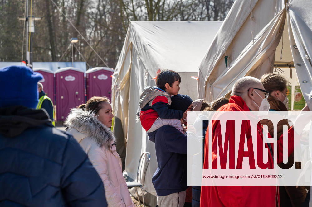 Erstanlaufstelle für Asylsuchende - Ankunftszentrum oranienburger Straße in Berlin Reinickendorf Geflüchtete Menschen aus der Ukraine und anderen Ländern warten im Ankunftszentrum in Berlin Reinickendorf. Ende 2020 wurde das neue Ankunftszentrum in Reinickendorf eröffnet. Im Zentrum stehen nicht nur die Registrierung, soziale Betreuung und Beratung der Geflüchteten, sondern auch die medizinische Versorgung und bei Bedarf auch die psychosoziale Erstberatung, etwa bei akuten Traumatisierungen Berlin Berlin Deutschland