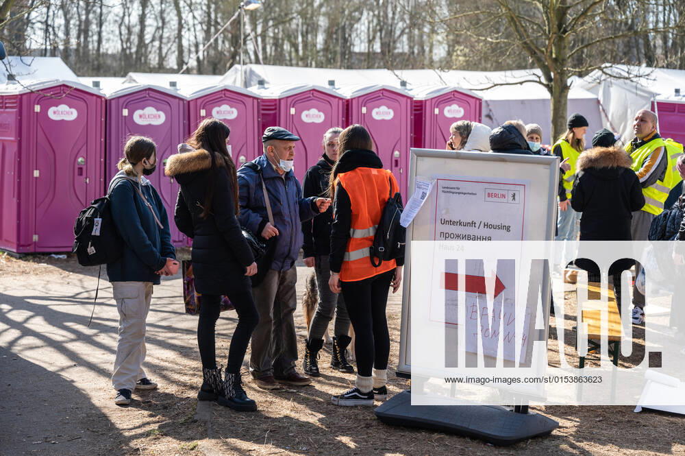 Erstanlaufstelle für Asylsuchende - Ankunftszentrum oranienburger Straße in Berlin Reinickendorf Geflüchtete Menschen aus der Ukraine und anderen Ländern warten im Ankunftszentrum in Berlin Reinickendorf. Ende 2020 wurde das neue Ankunftszentrum in Reinickendorf eröffnet. Im Zentrum stehen nicht nur die Registrierung, soziale Betreuung und Beratung der Geflüchteten, sondern auch die medizinische Versorgung und bei Bedarf auch die psychosoziale Erstberatung, etwa bei akuten Traumatisierungen Berlin Berlin Deutschland