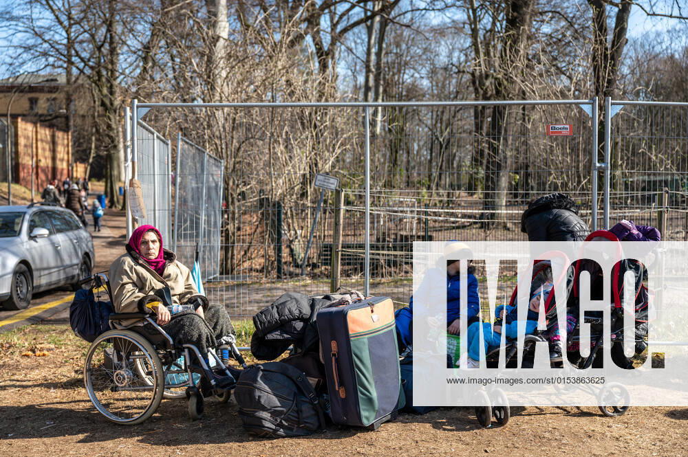 Erstanlaufstelle für Asylsuchende - Ankunftszentrum oranienburger Straße in Berlin Reinickendorf Geflüchtete Menschen aus der Ukraine und anderen Ländern warten im Ankunftszentrum in Berlin Reinickendorf. Ende 2020 wurde das neue Ankunftszentrum in Reinickendorf eröffnet. Im Zentrum stehen nicht nur die Registrierung, soziale Betreuung und Beratung der Geflüchteten, sondern auch die medizinische Versorgung und bei Bedarf auch die psychosoziale Erstberatung, etwa bei akuten Traumatisierungen Berlin Berlin Deutschland