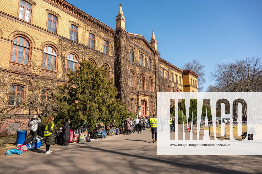 Erstanlaufstelle für Asylsuchende - Ankunftszentrum oranienburger Straße in Berlin Reinickendorf Geflüchtete Menschen aus der Ukraine und anderen Ländern warten im Ankunftszentrum in Berlin Reinickendorf. Ende 2020 wurde das neue Ankunftszentrum in Reinickendorf eröffnet. Im Zentrum stehen nicht nur die Registrierung, soziale Betreuung und Beratung der Geflüchteten, sondern auch die medizinische Versorgung und bei Bedarf auch die psychosoziale Erstberatung, etwa bei akuten Traumatisierungen Berlin Berlin Deutschland