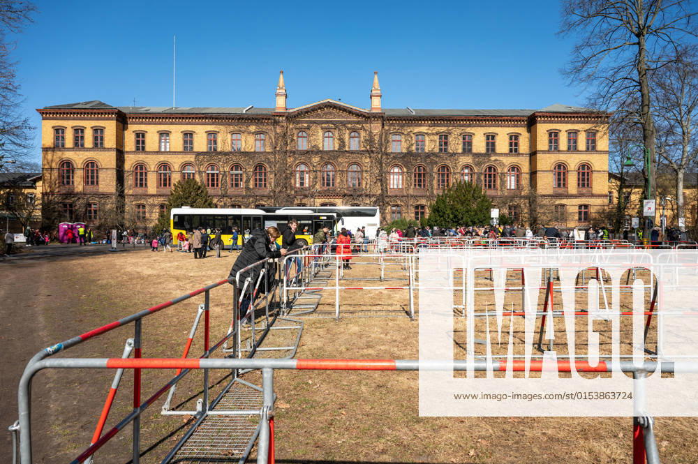 Erstanlaufstelle für Asylsuchende - Ankunftszentrum oranienburger Straße in Berlin Reinickendorf Geflüchtete Menschen aus der Ukraine und anderen Ländern warten im Ankunftszentrum in Berlin Reinickendorf. Ende 2020 wurde das neue Ankunftszentrum in Reinickendorf eröffnet. Im Zentrum stehen nicht nur die Registrierung, soziale Betreuung und Beratung der Geflüchteten, sondern auch die medizinische Versorgung und bei Bedarf auch die psychosoziale Erstberatung, etwa bei akuten Traumatisierungen Berlin Berlin Deutschland