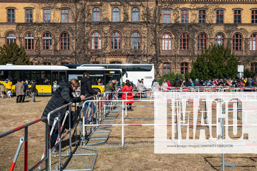Erstanlaufstelle für Asylsuchende - Ankunftszentrum oranienburger Straße in Berlin Reinickendorf Geflüchtete Menschen aus der Ukraine und anderen Ländern warten im Ankunftszentrum in Berlin Reinickendorf. Ende 2020 wurde das neue Ankunftszentrum in Reinickendorf eröffnet. Im Zentrum stehen nicht nur die Registrierung, soziale Betreuung und Beratung der Geflüchteten, sondern auch die medizinische Versorgung und bei Bedarf auch die psychosoziale Erstberatung, etwa bei akuten Traumatisierungen Berlin Berlin Deutschland