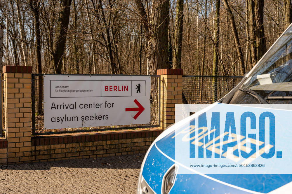Erstanlaufstelle für Asylsuchende - Ankunftszentrum oranienburger Straße in Berlin Reinickendorf Geflüchtete Menschen aus der Ukraine und anderen Ländern warten im Ankunftszentrum in Berlin Reinickendorf. Ende 2020 wurde das neue Ankunftszentrum in Reinickendorf eröffnet. Im Zentrum stehen nicht nur die Registrierung, soziale Betreuung und Beratung der Geflüchteten, sondern auch die medizinische Versorgung und bei Bedarf auch die psychosoziale Erstberatung, etwa bei akuten Traumatisierungen Berlin Berlin Deutschland