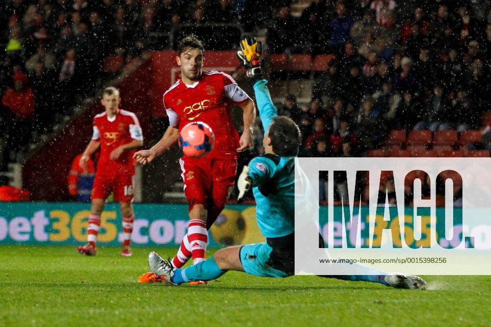 Football - 2013 2014 FA Cup - Third Round: Southampton vs. Burnley Southampton s Jay Rodriguez forces Tom Heaton of Burnley into a fine save at St Mary s Stadium Southampton Colorsport Shaun Boggust