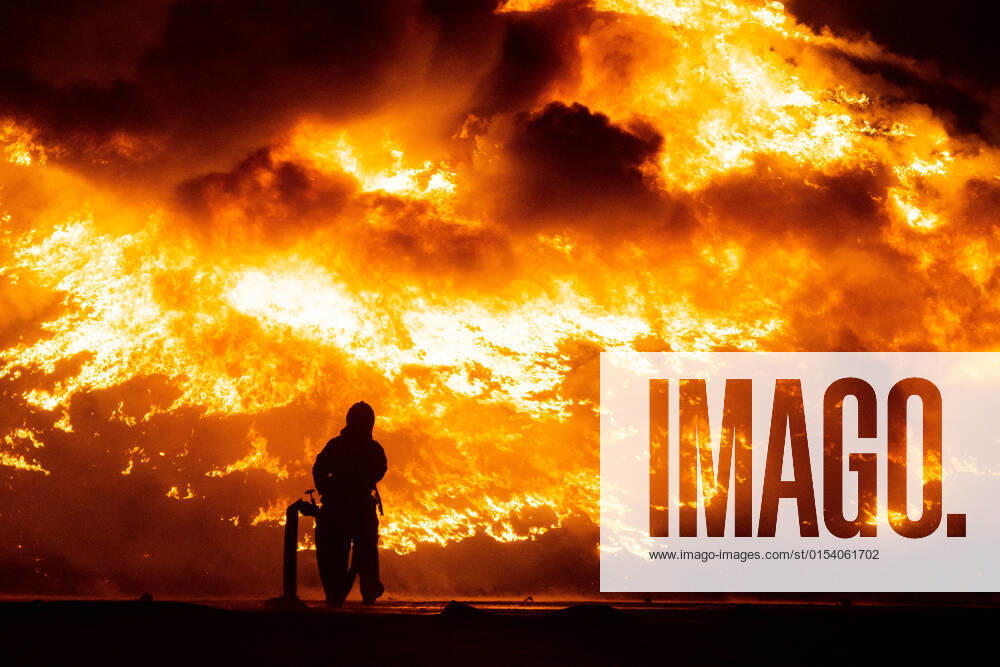 Brandenburg, Deutschland, GER - Am Mittwochabend ist im Gewerbegebiet Oranienburg-Süd nahe Berlin ein Großbrand auf einem Reifenlagerplatz ausgebrochen. Die Feuerwehr war mit zahlreichen Einsatzkräften vor Ort um den Großbrand zu löschen. Die Löscharbeiten dauerten am frühen Donnerstag morgen noch an. .