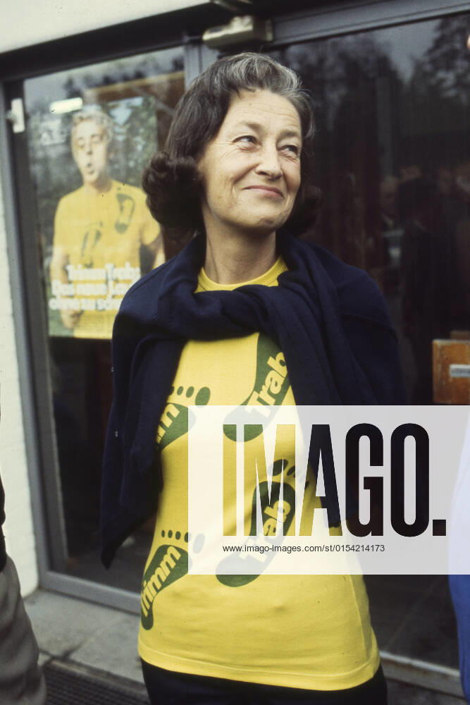 Katharina FOCKE, SPD, Bundesfamilienministerin, Bundesministerin fuer Familie, Jugend und Gesundheit, halbe Figur, anlaesslich der Eroeffnung des Trim Club in Bad Godesberg Bonn am 16.04.1975,