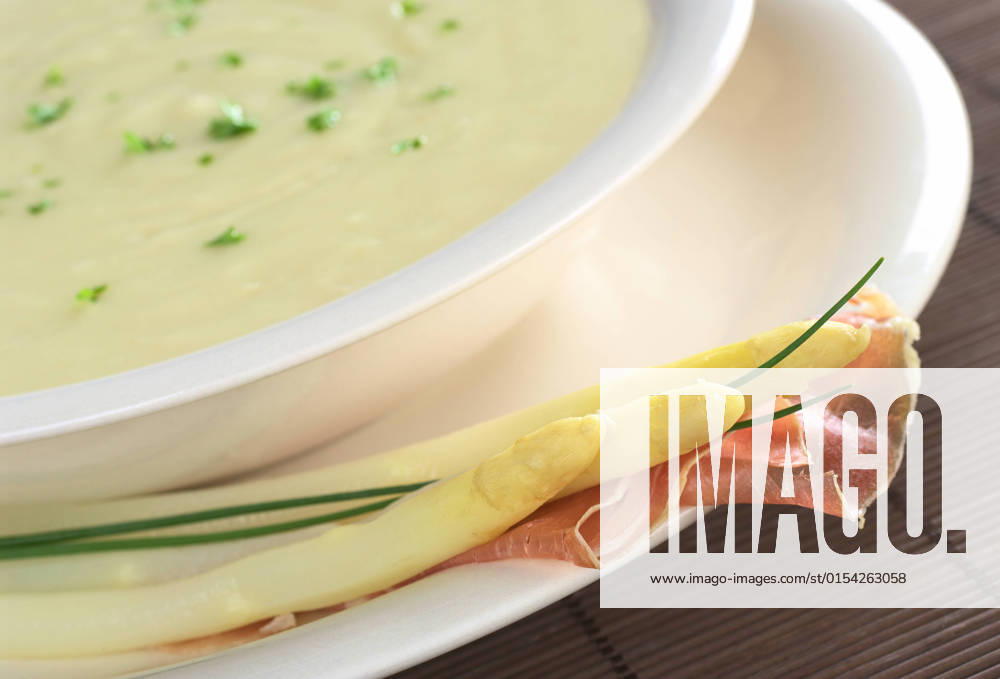IMAGO Creative: Food, Spargel Cream of white asparagus garnished with parsley and white asparagus, ham and chives on the rim (Selective Focus, Focus on the front of the asparagus heads and ham) , 2240353.jpg, asparagus, white, white asparagus , vegetable, ham, chives, meat, garnish, cream of asparagus , soup, asparagus soup , fresh, meal, lunch, dinner, appetizer, delicacy, food, nutrition, selective focus , nobody, horizontal, photograph, color photo ,