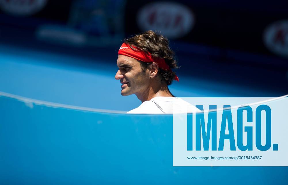 Roger Federer of Switzerland attends a training session ahead of 2014 Australian Open in Melbourne, Australia, Jan. 10, 2014. (Xinhua Bai Xue) (SP)AUSTRALIA-MELBOURNE-TENNIS