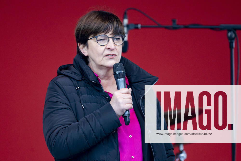 Essen , Die SPD in Nordrhein-Westfalen eröffnet ihren Wahlkampf zur Landtagswahl in NRW mit einer Veranstaltung am Burgplatz in Essen , der Heimatstadt von Spitzenkandidat Thomas Kutschaty. Bundesweite SPD-Politprominenz anwesend. Bundesvorsitzende Saskia Esken