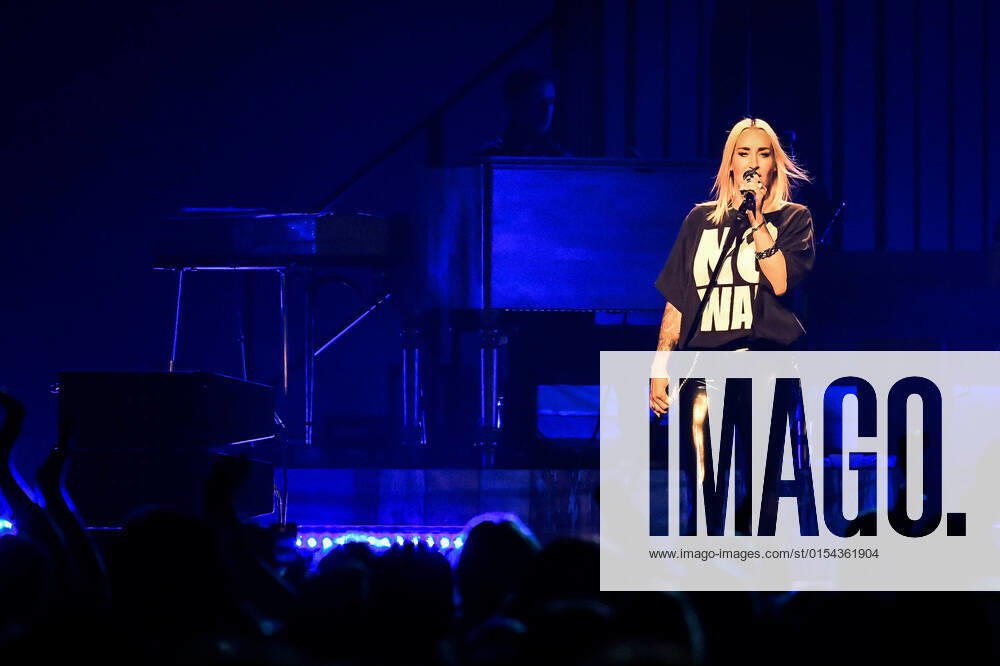 Entertaiment Musik Pop, Sarah Connor, v.l.Saengerin Sarah Connor sing bei ihrem Konzert Herz Kraft Werke in der Mercedes Benz Arena Berlin