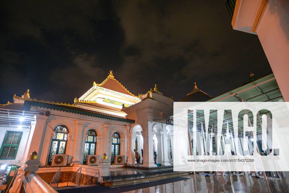 Muslims perform the first tarawih prayer at the Sultan Mahmud Badaruddin I Jayo Wikramo Mosque. In the holy month of Ramadan 2022, the public is allowed to perform tarawih prayers in congregation at the mosque after the previous year using the health protocols that were in effect during the spread of the coronavirus outbreak in Indonesia. Palembang Indonesia - ZUMA 20220402_mda_p194_027