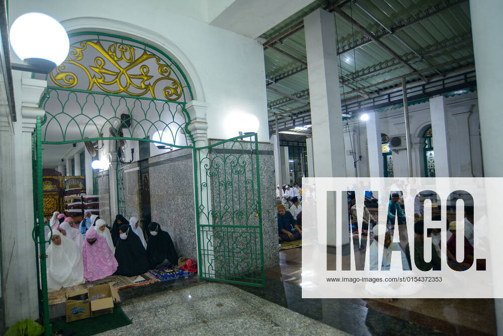 Muslims perform the first tarawih prayer at the Sultan Mahmud Badaruddin I Jayo Wikramo Mosque. In the holy month of Ramadan 2022, the public is allowed to perform tarawih prayers in congregation at the mosque after the previous year using the health protocols that were in effect during the spread of the coronavirus outbreak in Indonesia. Palembang Indonesia - ZUMA 20220402_mda_p194_028