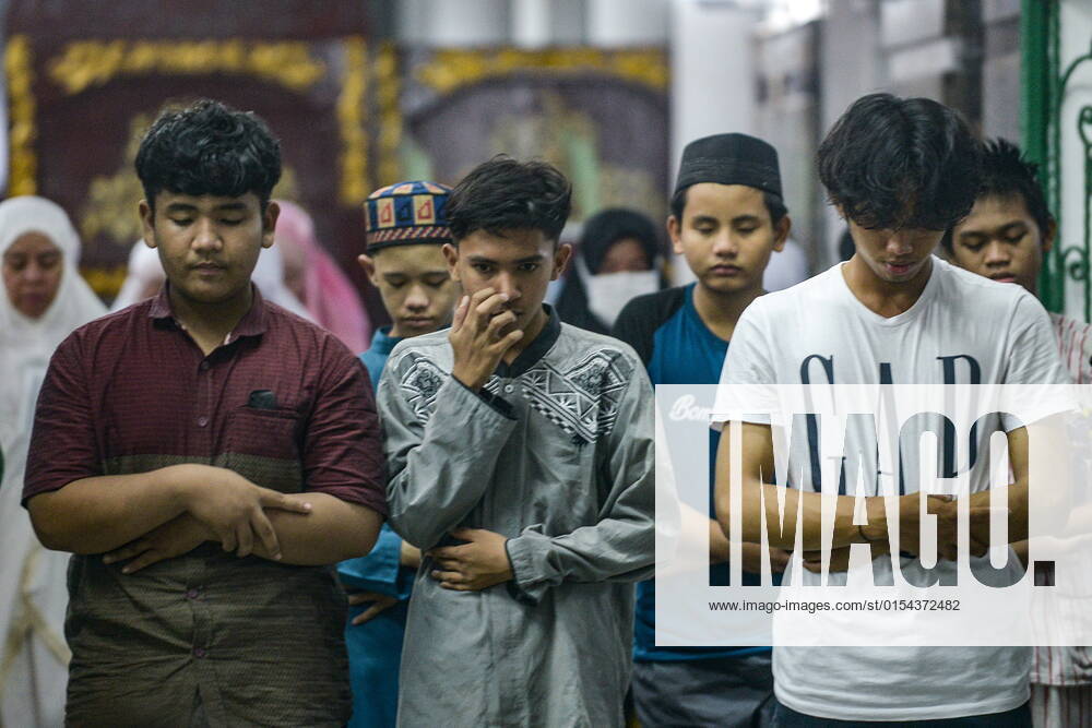 Muslims perform the first tarawih prayer at the Sultan Mahmud Badaruddin I Jayo Wikramo Mosque. In the holy month of Ramadan 2022, the public is allowed to perform tarawih prayers in congregation at the mosque after the previous year using the health protocols that were in effect during the spread of the coronavirus outbreak in Indonesia. Palembang Indonesia - ZUMA 20220402_mda_p194_033