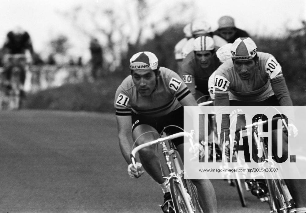 Cycling - 1970 UCI Road World Race Championships - Men s Professional Race Belgium s Eddy Merckx ( 21) and Spain s Ramon Saez Marzo ( 101) at Mallory Park, Leicester. 16 08 1970