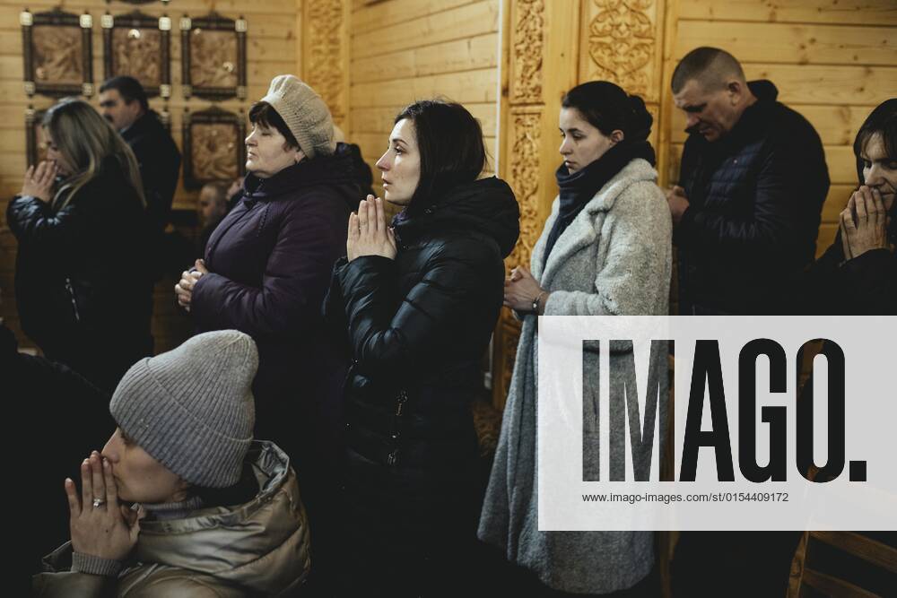 Sonntagsmesse, Griechisch-katholische Kirche, Pavliv, Ukraine, Europa