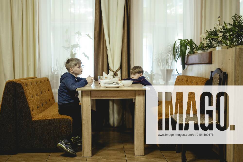 Restaurant im Kulturhaus, die Belegschaft bereitet Essen für Flüchtlingsfamilien, Pavliv, Ukraine, Europa