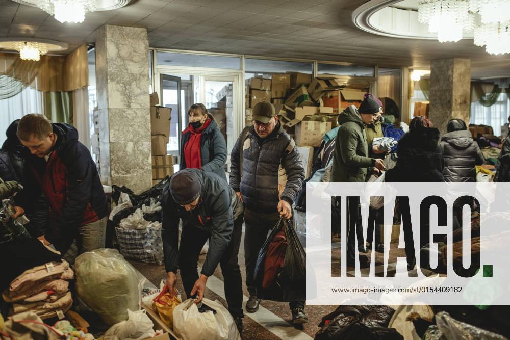 Im Gebäude der Stadtverwaltung sammeln Freiwillige Kleidung und Medikamente für Flüchtlinge, Lutsk, Ukraine, Europa